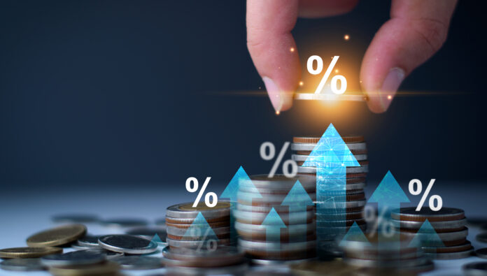 Interest rate increase concept. Businessman show percentage and up arrow investment, Interest rate increase, business hike growth, stocks, mutual fund, high exchange rate. Long term investment Lebensleistung: Warum Unternehmensbewertungen bei der Nachfolge mehr als Zahlen sind und Anerkennung eine zentrale Rolle spielt.