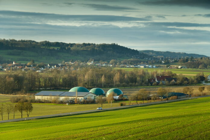 Biogasanlage-Naturenergie-Rotachtal_QUELLE_Don-Ailinger Biomethan steht im Mittelpunkt eines Energieprojekts in Baden-Württemberg, das regionale Versorgung und erneuerbare Energie stärkt.