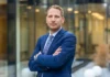 Greiner ernennt neuen Finanzvorstand ab 2027 Greiner stellt die Führung neu auf: Thomas Scheurecker wird 2027 CFO, Hannes Moser wechselt in die Stiftung, CEO Saori Dubourg bleibt im Amt.