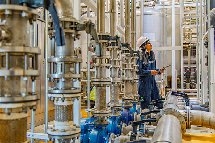 Male work inspection process valve control at the process area o Armaturen Industrie