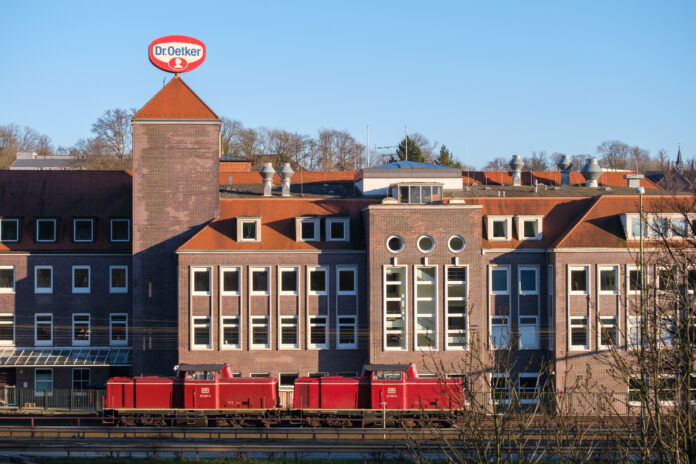 Dr. Oetker Logo auf dem Turm des Hauptgebäudes am Stammsitz in
