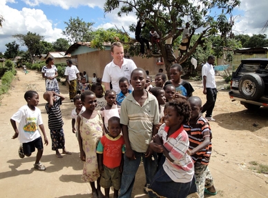 Eßmann bei einem Projektbesuch in Kamakonde (Sambia). Dem Stifter ist es wichtig, sich regelmäßig vor Ort von der Arbeit der Partnerorganisation zu überzeugen.