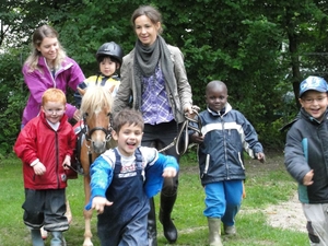 Über das therapeutische Reiten möchte die Horst Rohde Stiftung kranken Kindern eine Chance auf Heilung geben. Bild: Horst Rohde Stiftung